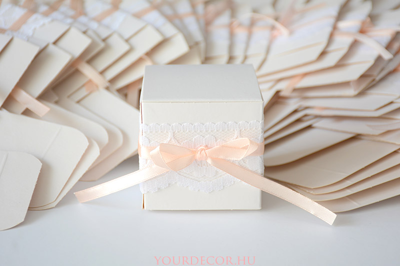 Fehér kocka doboz, esküvői köszönetajándék, köszönőajándék, vendégajándék, ajándékdoboz, csipkeszalag, szatén masni
